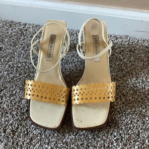 Elastic strip sandal